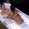 Rafael tenta colocar parte de cima do biquíni de Talita durante banho de espuma no 'BBB15'