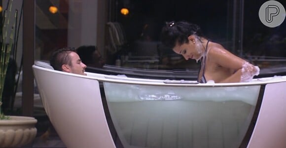 Rafael e Talita tomam banho de espuma no 'BBB15'