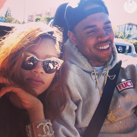 Rihanna posa ao lado de Chris Brown e posta foto no instagram, em 10 de abril de 2013