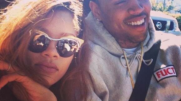 Rihanna publica foto com Chris Brown e afasta rumores de término do namoro