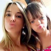 Ticiane Pinheiro combina look com a filha, Rafaella, para dia em piscina