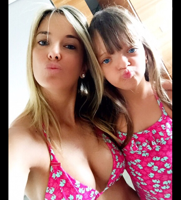 Ticiane Pinheiro publica foto ao lado da filha, Rafaella Justus, com o look igual ao da menina