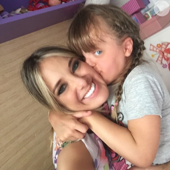 Ticiane Pinheiro recebe beijo da filha, Rafaella Justus