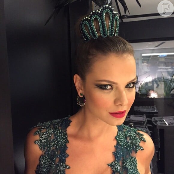 Milena Toscano apostou em uma maquiagem forte nos olhos e lábios para o anual Baile da Vogue