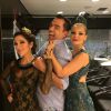 O hairstylist Marco Antonio de Biaggi posa ao lado de Ana Paula Padrão e Milena Toscano antes do Baile da Vogue 2015
