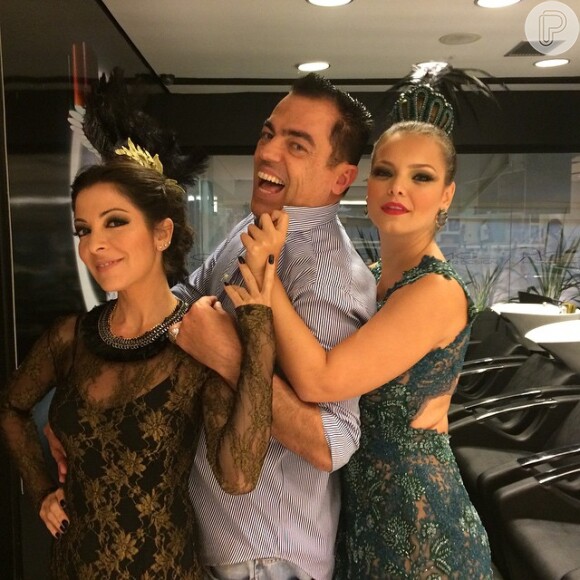 O hairstylist Marco Antonio de Biaggi posa ao lado de Ana Paula Padrão e Milena Toscano antes do Baile da Vogue 2015