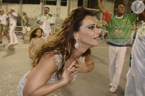 Viviane Araújo se emociona ao cumprimentar o público durante ensaio técnico da Mancha Verde, no Anhembi, em São Paulo, em 6 de fevereiro de 2015