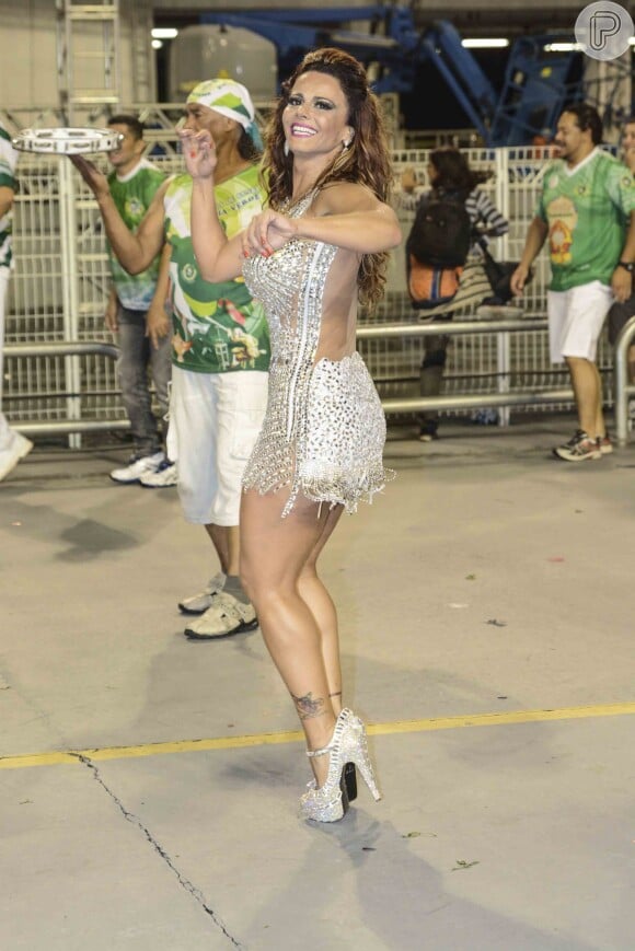 Viviane Araújo samba muito durante ensaio técnico da Mancha Verde, no Anhembi, em São Paulo