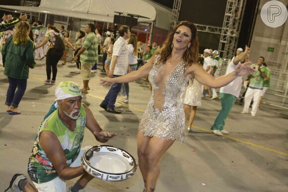 Viviane Araújo samba muito durante ensaio técnico da Mancha Verde, no Anhembi, em São Paulo