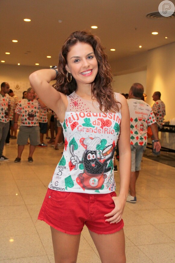 Paloma Bernardi prestigia feijoada da escola de samba Grande Rio, da qual é destaque no Carnaval 2015