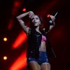 Anitta se apresenta em show de top rosa e deixa barriga à mostra