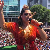 Preta Gil comanda seu bloco de Carnaval ao lado de Carolina Dieckmann: 'Alegria'