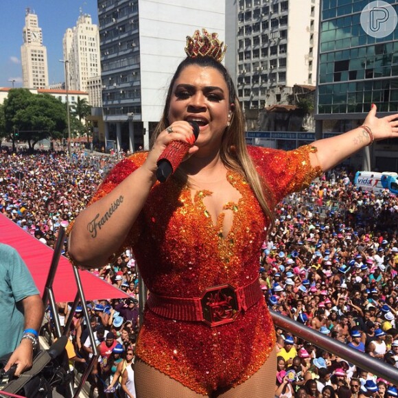 Preta Gil se fantasia de heroína para comandar bloco de Carnaval