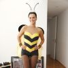 Carolina Dieckmann usa fantasia de abelha assinada pelo estilista Walerio Araújo