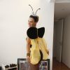 Carolina Dieckmann usa fantasia de abelha assinada pelo estilista Walerio Araújo