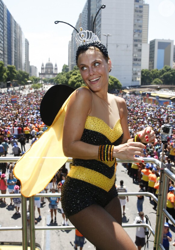 Carolina Dieckmann usou fantasia de abelha no Bloco da Preta, em 8 de fevereiro de 2015