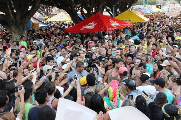 Cauã Reymond vai à bloco de rua em Manaus, onde grava a série 'Dois Irmãos', e é cercado por multidão