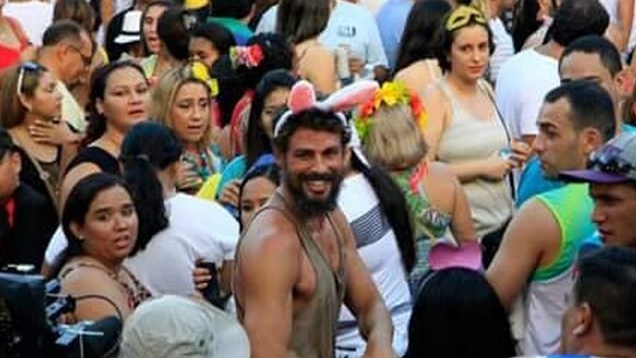 De orelhas de coelho, Cauã Reymond se diverte em Carnaval de rua em Manaus