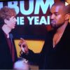 Kanye West quase pega o microfone no momento em que Beck ganha o prêmio de Álbum do Ano, no Grammy Awards 2015, em 8 de fevereiro de 2015