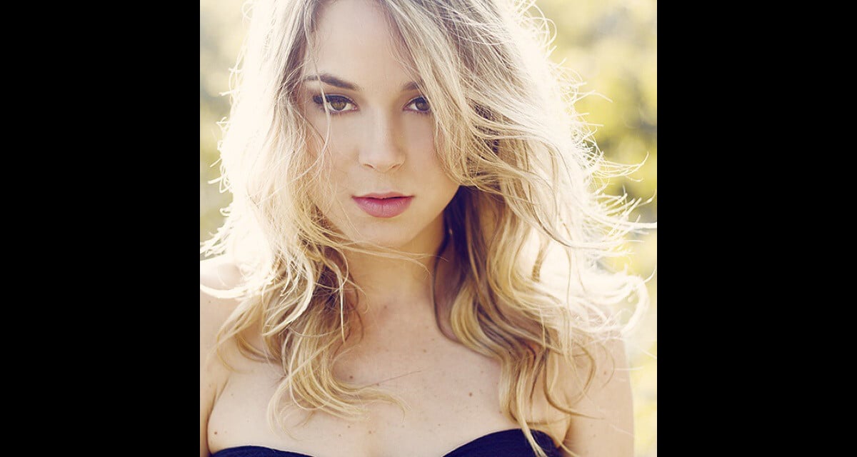 Men uxlayotgan ayolni eshakda sikdim Qorni ustida yotgan ayolni sikadi