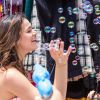 Bruna Marquezine se diverte com bolhas de sabão durante gravações da novela 'I Love Paraisópolis'