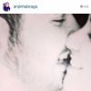 Angélica Braga compartilhou uma foto em que aparece beijando um homem muito parecido com Luan Santana