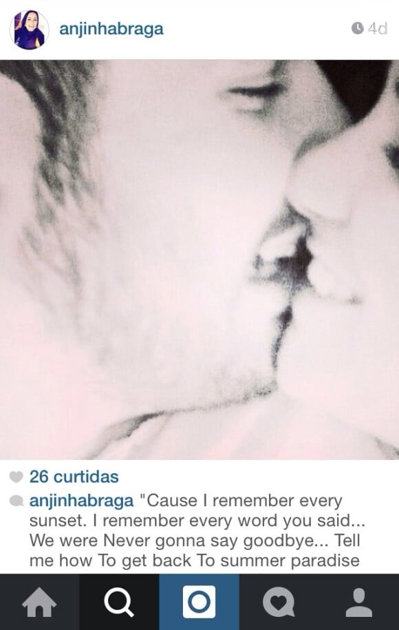 Angélica Braga compartilhou uma foto em que aparece beijando um homem muito parecido com Luan Santana