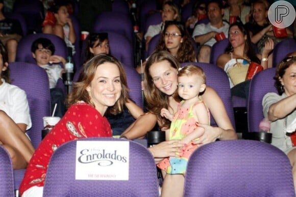 Gabriela levou a filha para assistir a pré-estreia de 'Enrolados' em dezembro de 2010