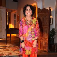 Regina Duarte vai a evento com look 'solar' e conta: 'Calça do meu pijama'