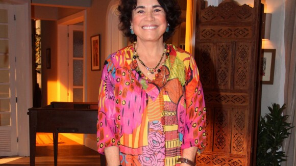 Regina Duarte vai a evento com look 'solar' e conta: 'Calça do meu pijama'