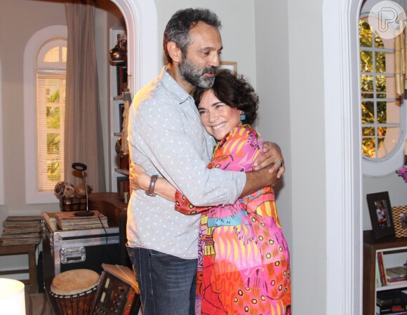 Regina Duarte abraçou Domingos Montagner, protagonista de 'Sete Vidas', na coletiva de imprensa da novela