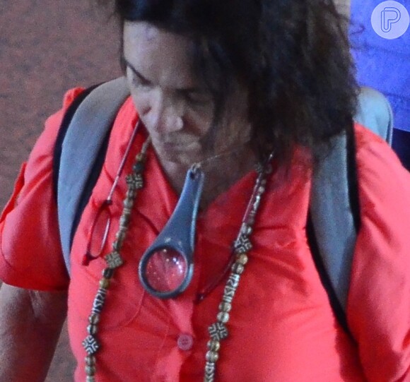 Regina Duarte já foi flagrada no aeroporto com uma lupa pendurada no pescoço!
