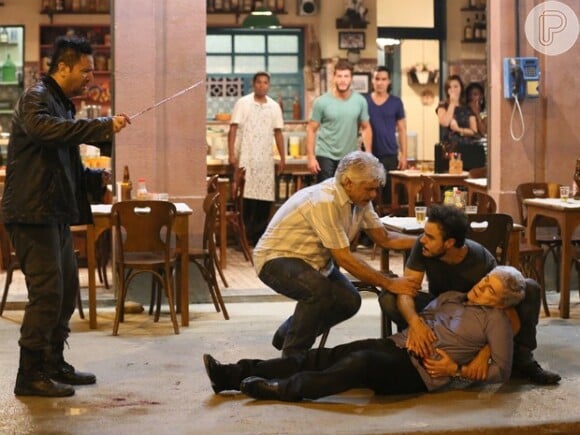 Obcecado por Enrico (Joaquim Lopes),  Felipe (Laércio Fonseca) tenta matá-lo e acaba ferindo Cláudio (José Mayer) gravemente, em 'Império'