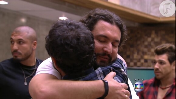 Marco foi abraçado pelos brothers após eliminação