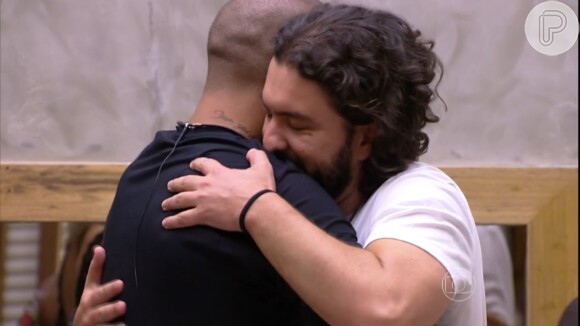 Fernando abraça Marco após Paredão