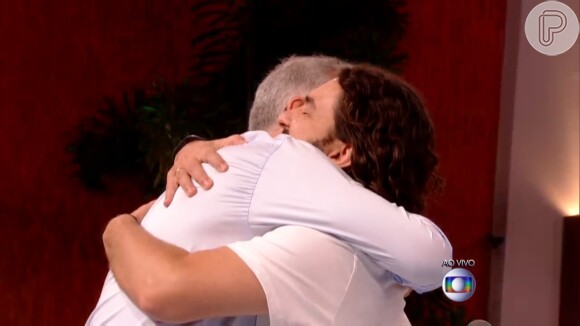 Marco abraça Pedro Bial no palco do programa