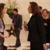 Laura (Nathalia Dill) confronta Tina (Elizabeth Savala), que finge não conhecê-la, em 'Alto Astral'