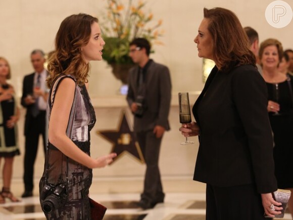 Laura (Nathalia Dill) confronta Tina (Elizabeth Savala), que finge não conhecê-la, em 'Alto Astral'