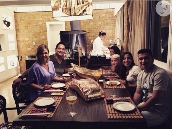 Camilly Victória e Victor Alexandre, filhos de Carla Perez e Xanddy, jantaram com Anitta