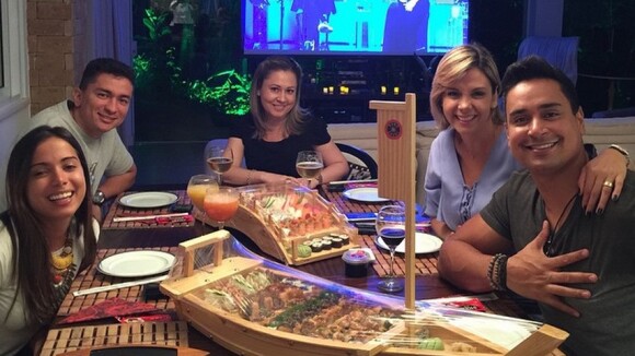 Anitta janta com Carla Perez e Xanddy antes de bloco na Bahia: 'Noite especial'