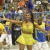 Juliana Alves está fazendo exercícios com o auxílio de dois personal trainers: 'Faço uma atividade com um esforço maior porque o samba exige'