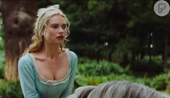 Lily James aparece vestida como Cinderela no trailer da adaptação do clássico da Disney, em 11 de fevereiro de 2015