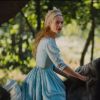 Vestida como Cinderela, Lily James cavalga em cena de 'Cinderela'