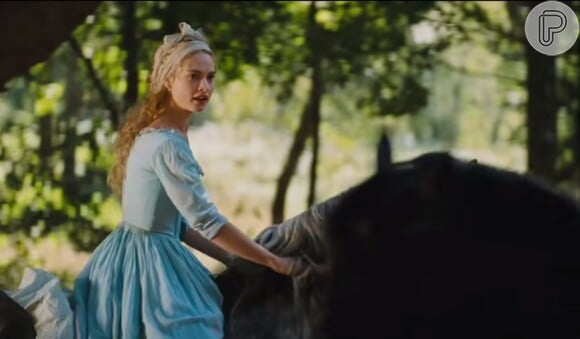 Vestida como Cinderela, Lily James cavalga em cena de 'Cinderela'