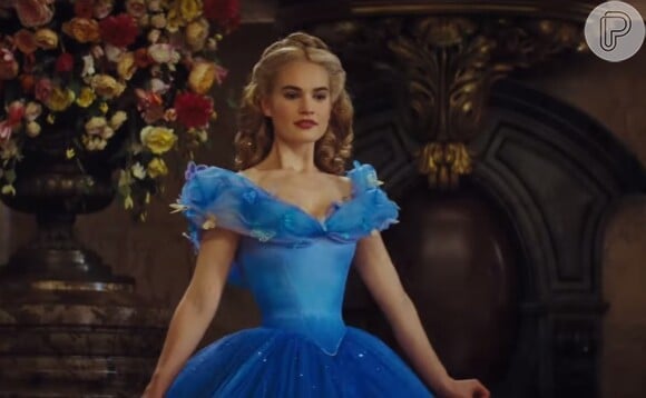 Lily James também aparece como Cinderela em cenas do baile de gala