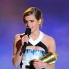 Emma Watson segura o troféu do MTV Movie Awards