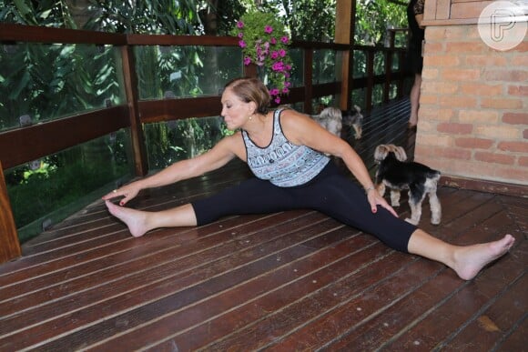 Susana Vieira tem sido fiel às atividades físicas e costuma praticar alongamento na varanda de sua casa, no Rio de Janeiro