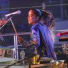 Anitta também tocou bateria em cima do trio elétrico do circuito Barra-Ondina durante show de estreia