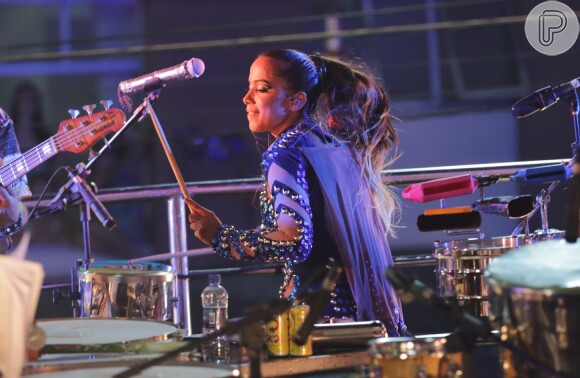 Anitta também tocou bateria em cima do trio elétrico do circuito Barra-Ondina durante show de estreia
