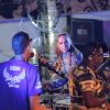 Anitta toca bateria e agita Carnaval de Salvador no trio elétrico do circuito Barra/Ondina